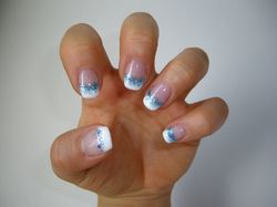 french blanche avec éclaté de paillettes bleues.JPG